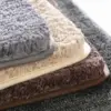 Anti Rutsch Badematte in Grau, Beige und Braun – weicher Faserstoff für sicheren Stand im Badezimmer.