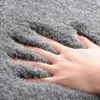 Anti Rutsch Badematte grau, weicher Touch, ideal für Badezimmer.