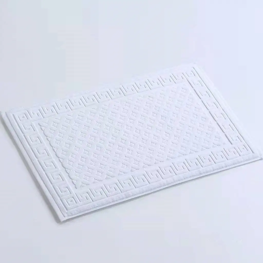Weisse Anti-Rutsch-Badematte aus Baumwolle mit griechischem Muster, ideal für Badezimmer.