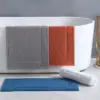 Anti Rutsch Baumwolle Badematte mit griechischem Muster in Grau, Orange und Blau.
