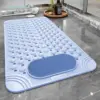 Antirutschmatte Dusche blau mit Massageelementen und Badezimmer-Design.