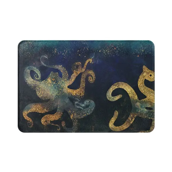 Ausgefallene Badematte mit goldfarbenem Oktopus und Seepferdchen auf dunkelblauem Hintergrund.