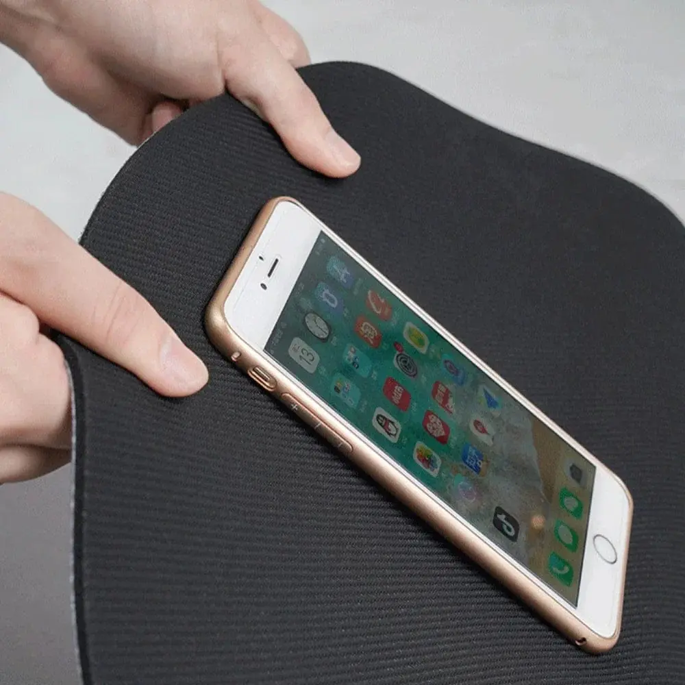 Anthrazit Badematte mit Smartphone für Grösse und Materialvergleich.
