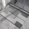 Anthrazit Badematte mit geometrischem Muster, modernes Badezimmer Design, rutschfest und strapazierfähig.