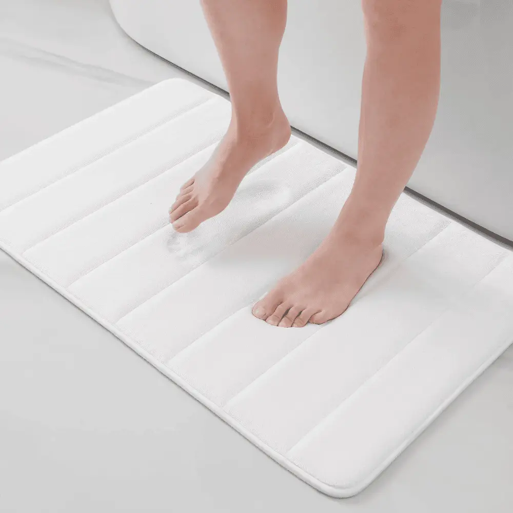 Weisse Badematte Gross mit gerippter Struktur, ideal für Badewanne, rutschfest und weich.