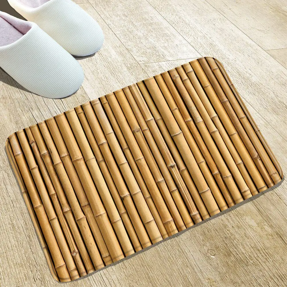 Badematte Bambus naturfarben, rutschfest, für Badezimmer, mit Schuhpaar im Hintergrund.