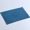 Blau Baumwoll-Badematte mit klassischem Ornamentmuster, ideal für Badezimmer.