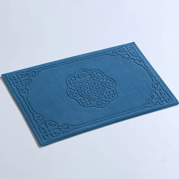 Blau Baumwoll-Badematte mit klassischem Ornamentmuster, ideal für Badezimmer.