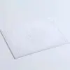 Weisse Badematte aus Baumwolle mit filigranem Ornamentmuster, ideal für Badezimmer.