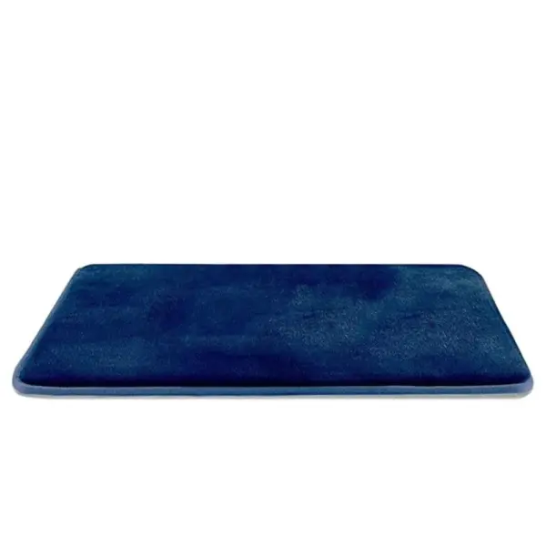 Blauer Badteppich mit weicher Oberfläche, ideal für Badezimmer und Nassräume.
