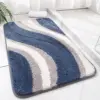 Badematte Blau Grau mit wellenförmigem Muster, weicher Faserstruktur, ideal für Badezimmer.