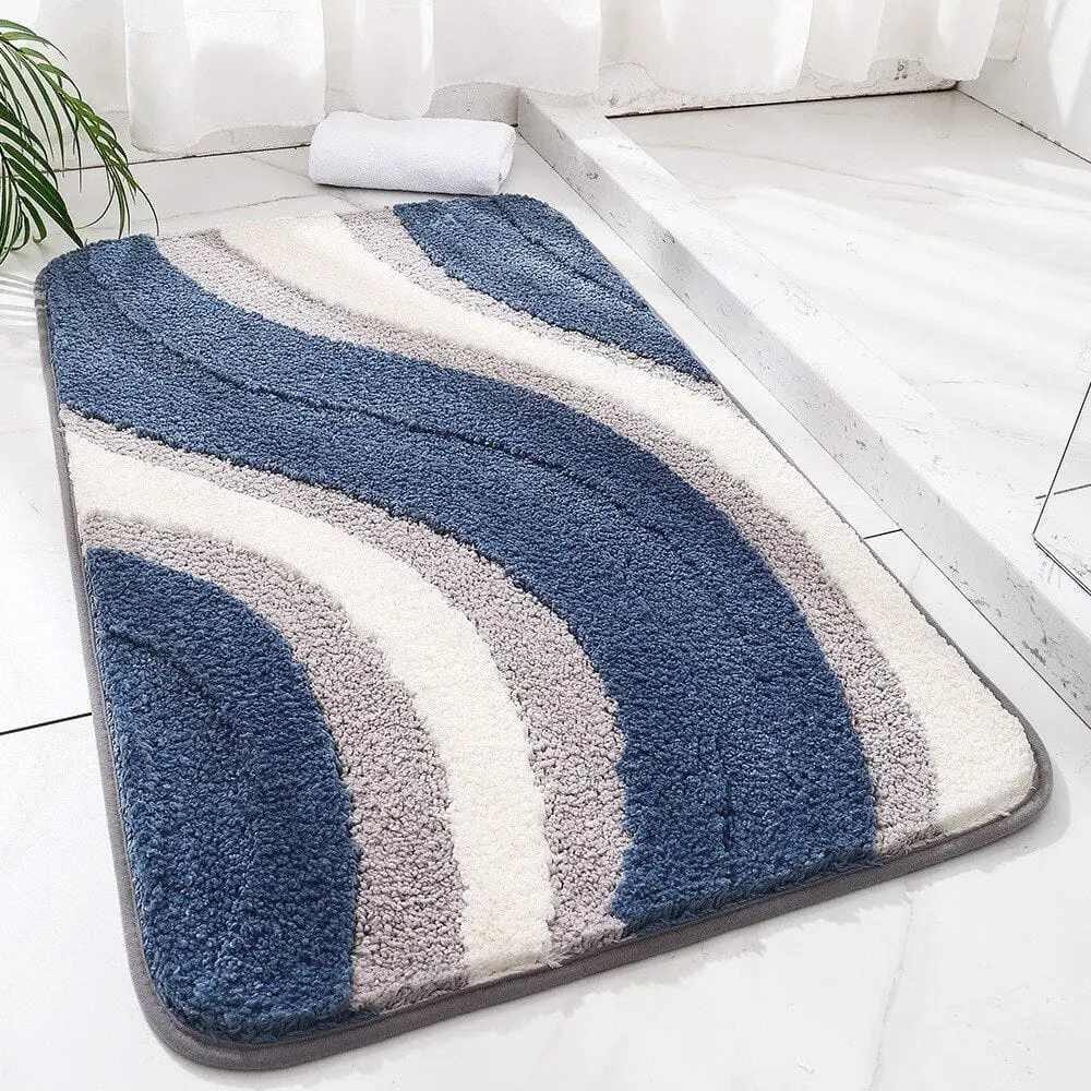 Badematte Blau Grau mit wellenförmigem Muster, weicher Faserstruktur, ideal für Badezimmer.