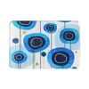 Badematte Blau Weiss mit abstraktem Muster, modernes Badezimmer-Design.