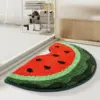 Farbige Badematte in Form von Wassermelone, halbrund, für Badezimmer.
