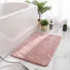 Badematte Steinoptik rosa mit goldfarbenen Marmormustern, ideal für Badezimmer.