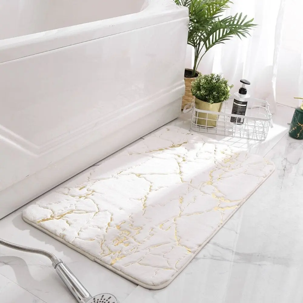 Badematte Steinoptik mit goldfarbenen Marmoradern, ideal für moderne Badezimmer.