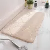 Badematte Steinoptik beige mit goldfarbenen Akzenten, weiches Material, ideal für Badezimmer.