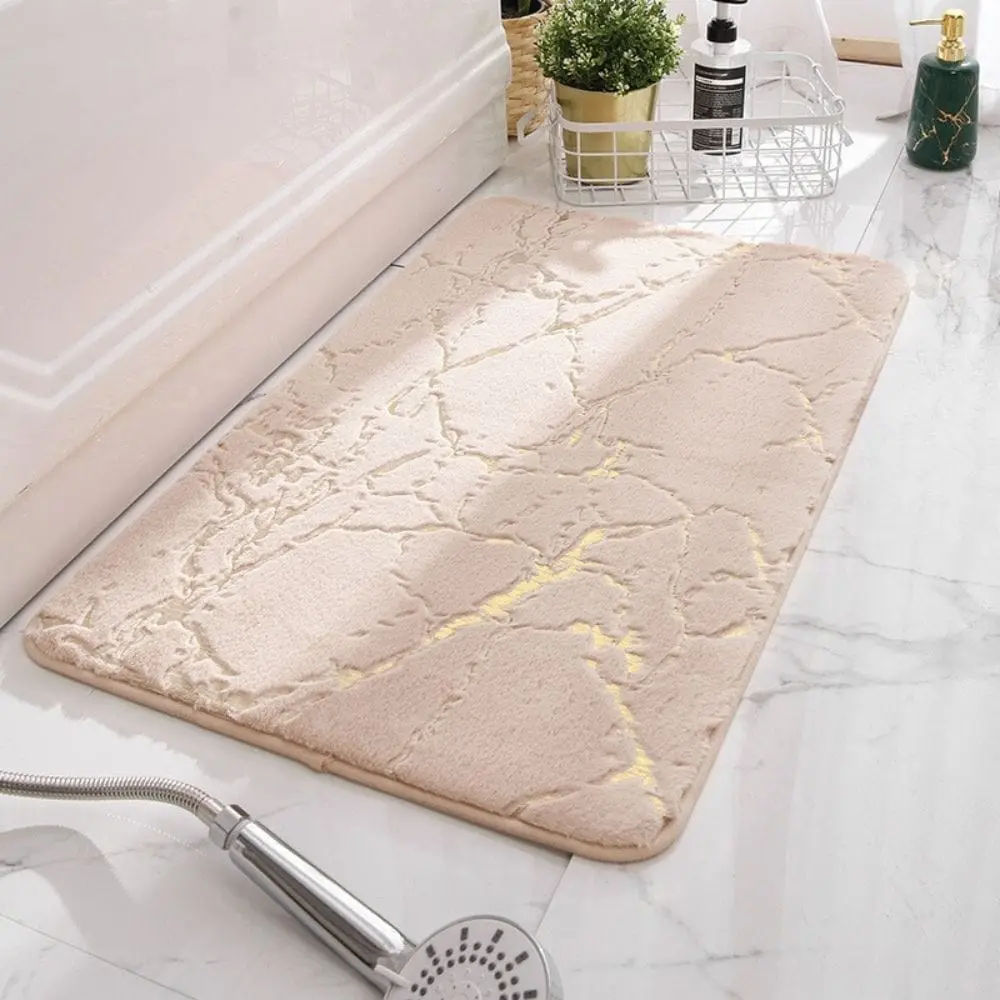 Badematte Steinoptik beige mit goldfarbenen Akzenten, weiches Material, ideal für Badezimmer.