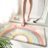Regenbogen-Badteppich mit Schrift, weiches Material, Badezimmer-Textil, farbenfroh.