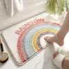 Regenbogen-Badteppich mit weichem Flor, ideal für Badezimmer und Dusche.