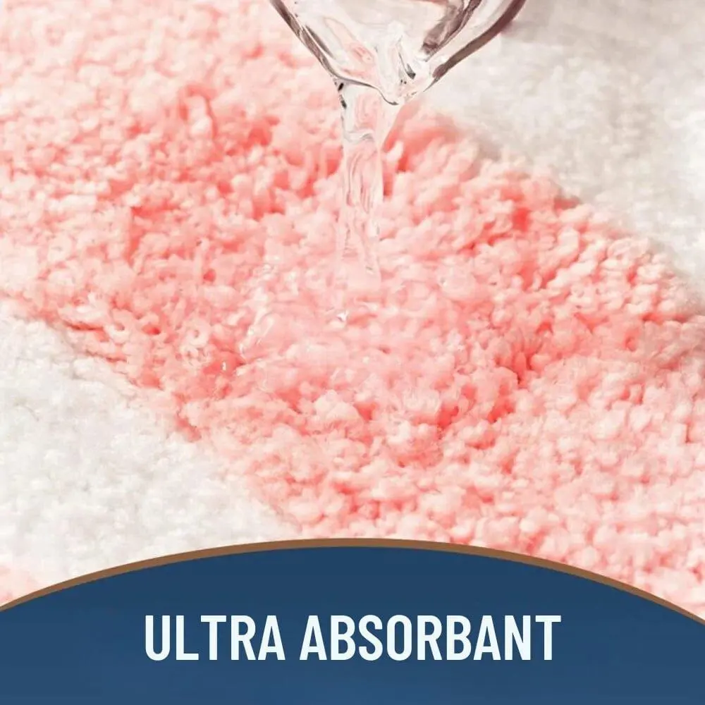 Pink-Weiss Badeteppich mit Herz-Muster, ultra absorbierend, Wasser tropft auf weiches Material.