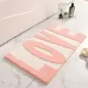 Badteppich mit Herz-Muster in Rosa und Weiß, weiches Material, ideal für Badezimmer.