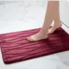 Rot gefärbter Badteppich mit Wellenstruktur, ideal für Badezimmer und Badematte.