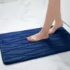 Blauer Badteppich mit Wellenmuster, ideal für Badezimmer, weich und rutschfest.