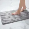 Grauer Badteppich mit Wellenmuster, ideal für Badezimmer, weich und rutschfest.