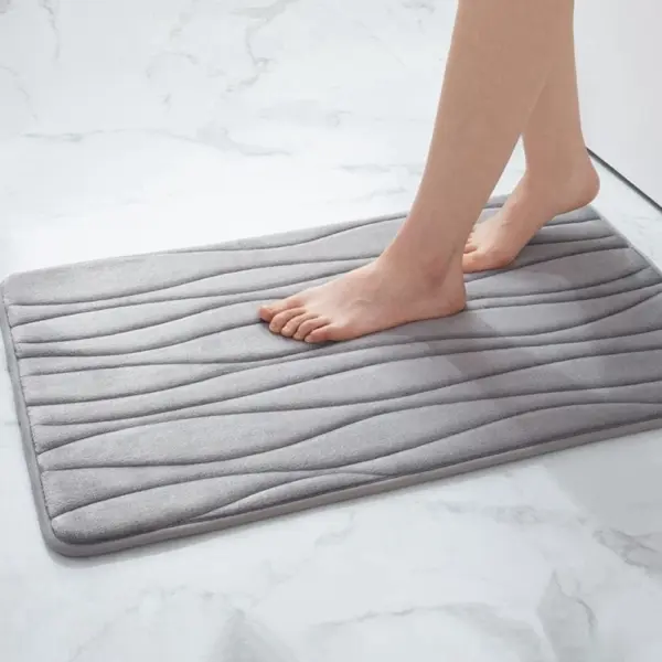 Grauer Badteppich mit Wellenmuster, ideal für Badezimmer, weich und rutschfest.