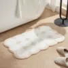 Weisse Badezimmermatte mit Wolkenmuster, weiches Material, ideal für Bad und Dusche.