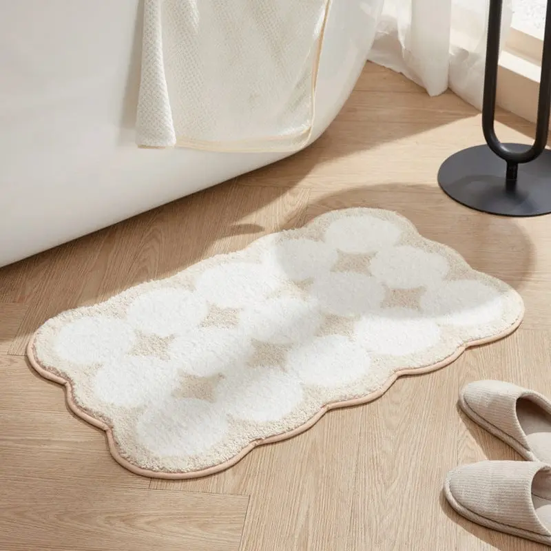 Weisse Badezimmermatte mit Wolkenmuster, weiches Material, ideal für Bad und Dusche.