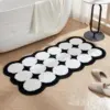 Schwarze und weiße Badezimmermatte mit runden Mustern, modernes Design für Bad.