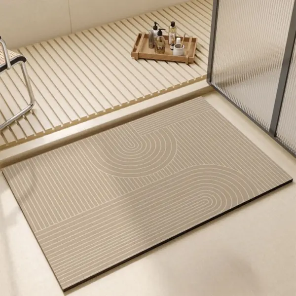 Modernes Badezimmerteppich mit geometrischem Muster, beige Farbe, grossflächig im Badezimmer.