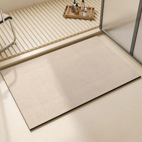 Creme Badteppich mit dunkler Randverzierung, ideal für modernes Badezimmer.