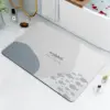Badezimmerteppich mit Fischmotiv und Schriftzug, modernes Design für Badematte.