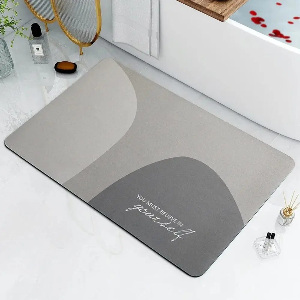 Modernes Badezimmerteppich Design mit Motiv 'You Must Believe In Yourself' in Grau und Weiß, ideal für stilvolles Badezimmer.