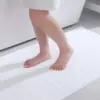 Weisser Badezimmerteppich dünn mit rutschfestem Strukturgewebe, ideal für Badematte im Badezimmer.