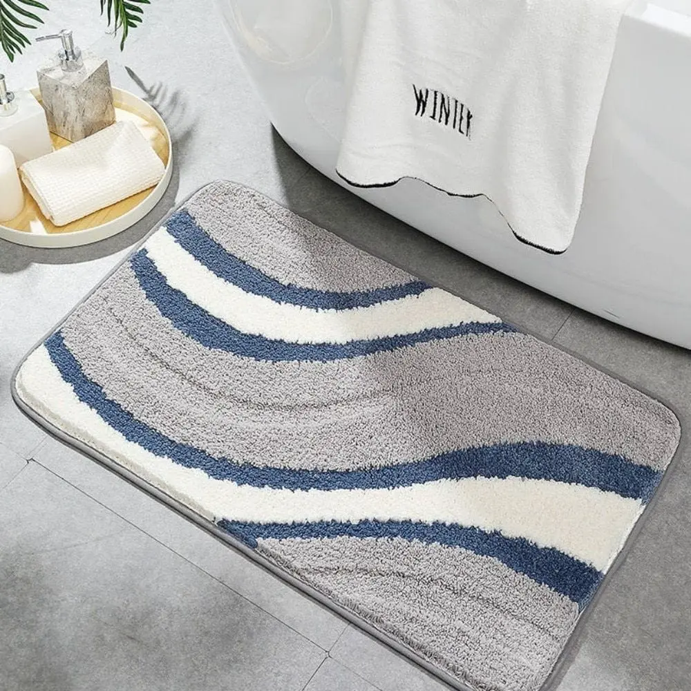 Dunkelgrauer Badezimmerteppich mit wellenförmigen blauen und weißen Streifen, ideal für moderne Badezimmer.