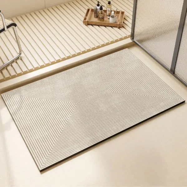 Grauer Badezimmerteppich mit geometrischem Muster, modernes Badezimmerdesign.