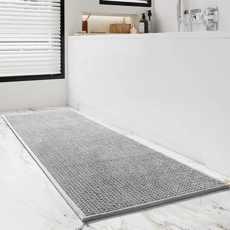 Grosser grauer Badteppich mit Struktur, ideal für Badezimmer mit Marmorfliesen.