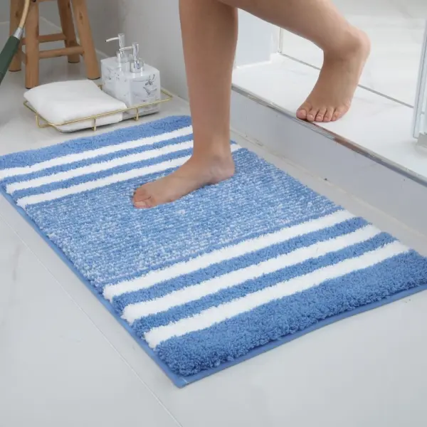 Hellblauer Badezimmerteppich mit weißen Streifen, weich und strapazierfähig für das Badezimmer.