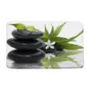 Hochflor-Badezimmerteppich mit Zen-Motiv, schwarze Steine, grüne Blätter und Wasserreflexion.