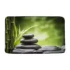 Hochflor-Badezimmerteppich mit Zen-Motiv, schwarze Steine und Bambus, ideal für entspanntes Badezimmer.