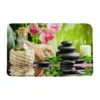 Hochflor-Badezimmerteppich mit Wellness-Motiv, Orchideen, Steine und Kerze.