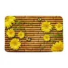 Hochflor-Badezimmerteppich mit gelben Blumen und Schmetterlingen auf Bambusmuster.