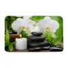 Hochflor-Badezimmerteppich mit Orchidee und Steinmotiv, entspannendes Badezimmer-Design.