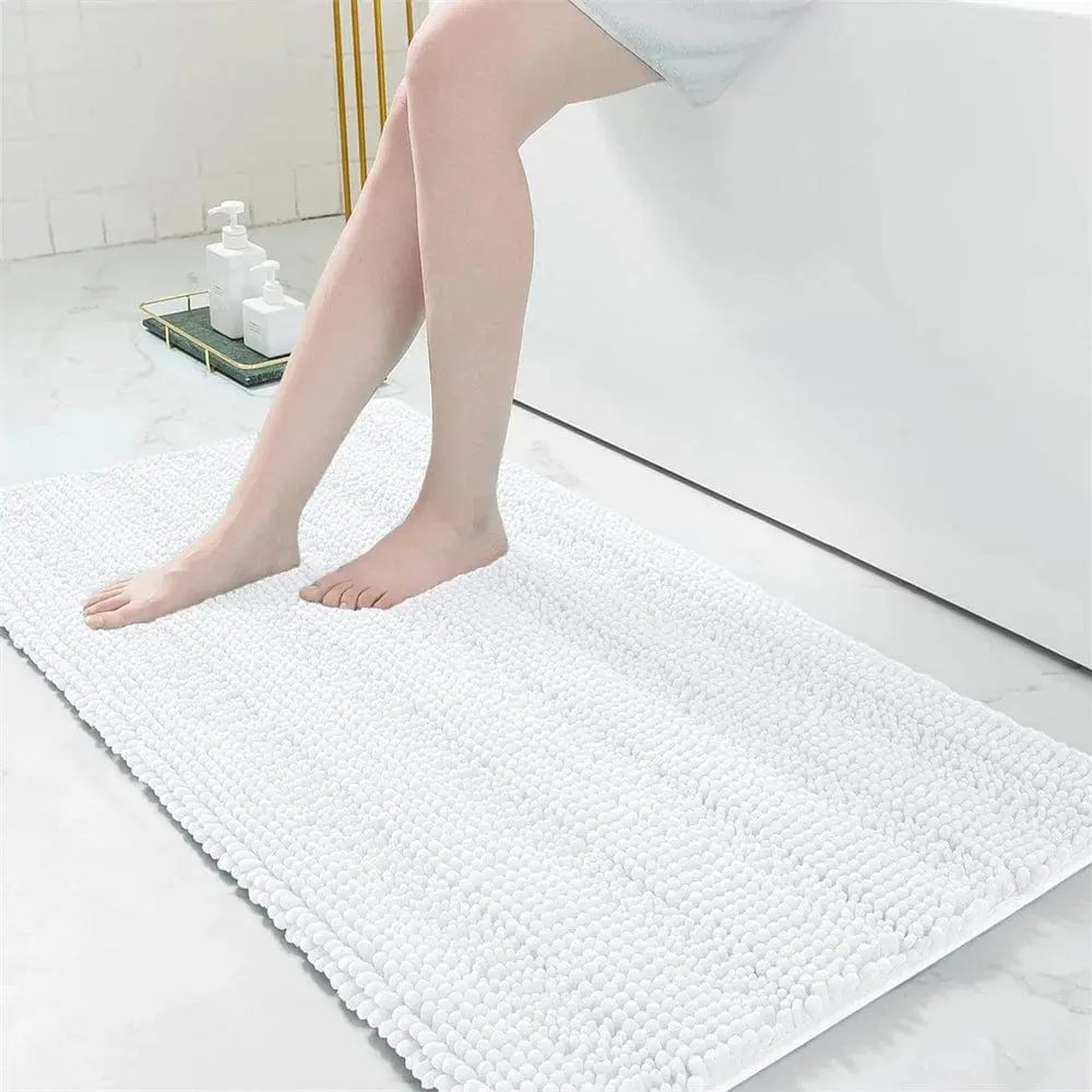 Weisser Badezimmerteppich mit weicher Textur, ideal für Kinder im Badezimmer.