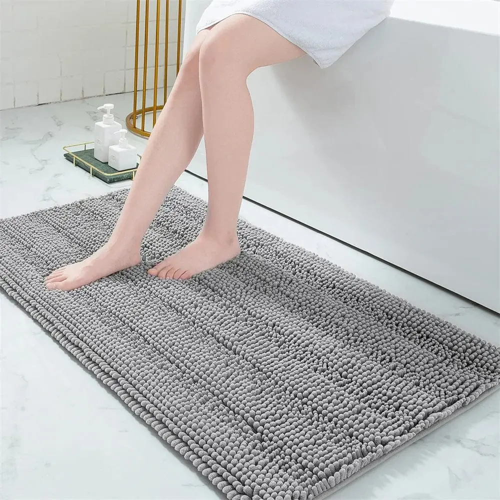 Grauer Badezimmerteppich mit flauschigem Chenille-Design für Kinder, ideal im Badezimmer.