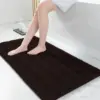 Kinderschutzteppich im Badezimmer, weicher Badteppich in dunkelbraun, rutschfest und trocknend.
